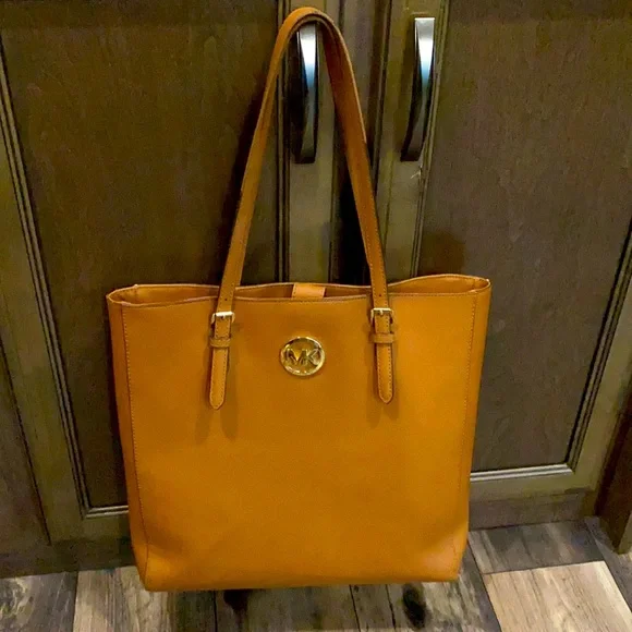 Michael kors laptop handbag yellow hotsell